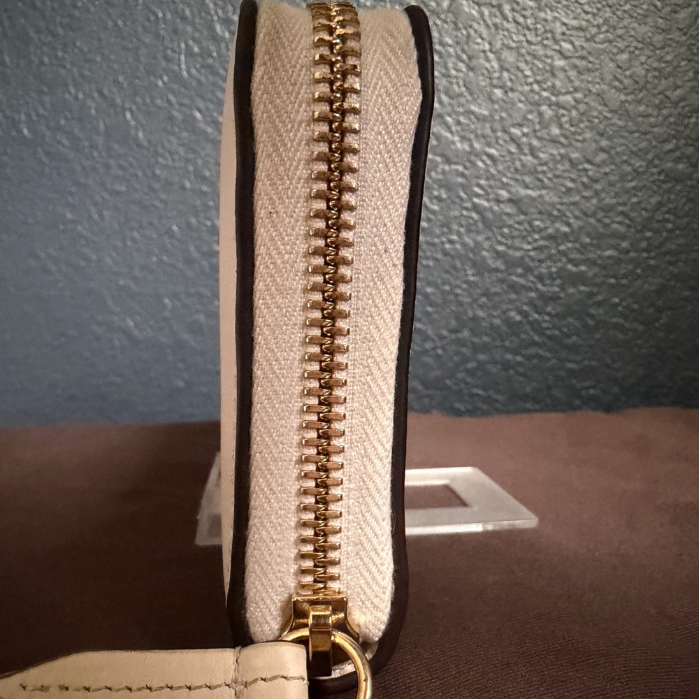 Gucci Sylvie White Leather Zip Wallet with Blue and Red Stripe and Gold Hardware - Picture 4 of 11
